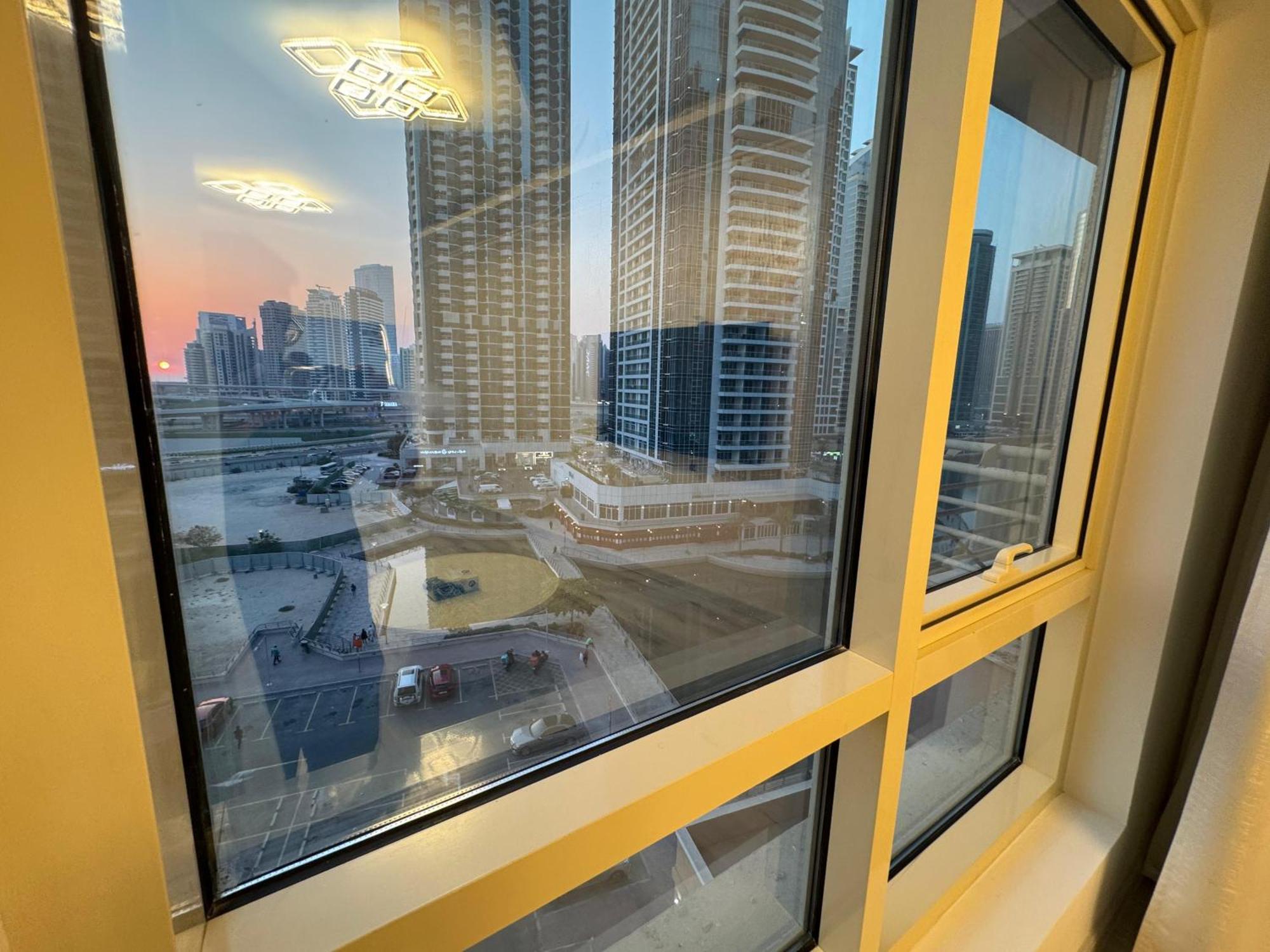 Icon Tower 1 , Jlt 1bhk Apartment *